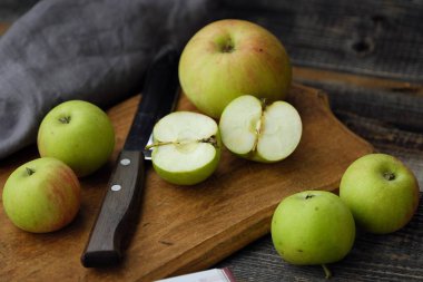 Taze yeşil rustik elma gri bir arka plan üzerinde  