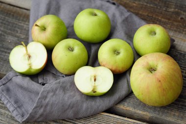 Taze yeşil rustik elma gri bir arka plan üzerinde  