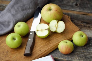 Taze yeşil rustik elma gri bir arka plan üzerinde  