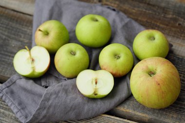 Taze yeşil rustik elma gri bir arka plan üzerinde  