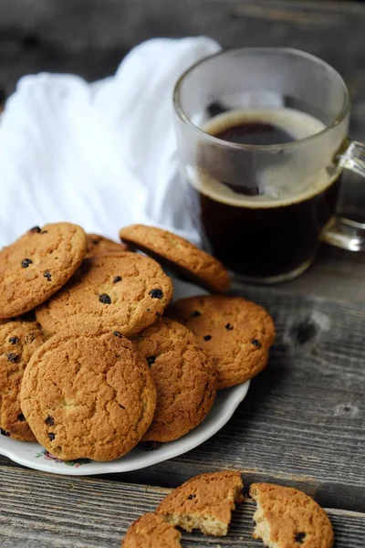 Домашнее овсяное печенье с изюмом и кофе — стоковое фото