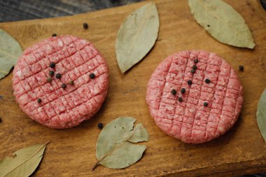 Biber ahşap oyun tahtası ile kızartma için sığır köftesi 