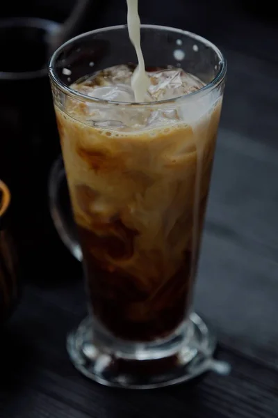 Кофе со льдом с молоком на завтрак — стоковое фото