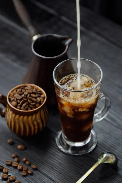 Ledová káva s mlékem a Turka zobrazení — Stock fotografie