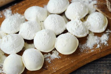 Ev yapımı mantı ve un bir ahşap tahta üzerinde 