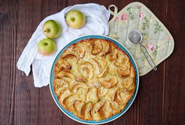 Toz şeker ve meyve ile lezzetli elmalı turta