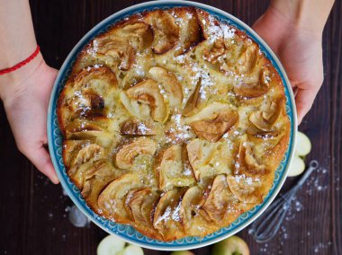 Toz şeker ve meyve ile lezzetli elmalı turta