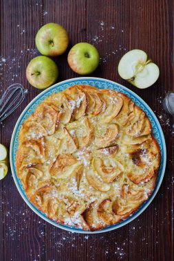 Toz şeker ve meyve ile lezzetli elmalı turta