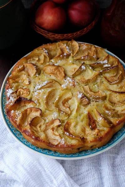 Toz şeker ve meyve ile lezzetli elmalı turta