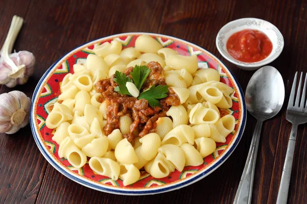 Delicious lunch pasta with mince and tomatoes — Stock Photo, Image