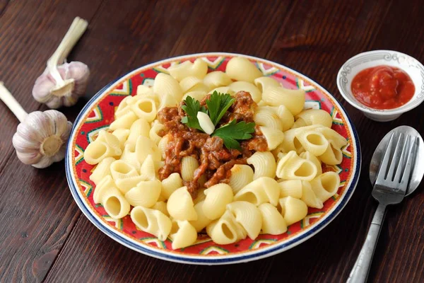 Delicious lunch pasta with mince and tomatoes — Stock Photo, Image