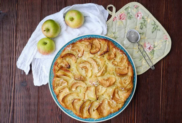 Toz şeker ve meyve ile lezzetli elmalı turta