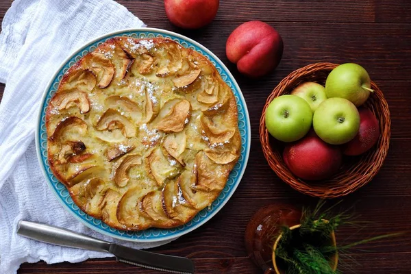 Toz şeker ve meyve ile lezzetli elmalı turta