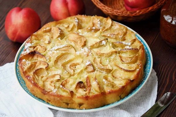 Toz şeker ve meyve ile lezzetli elmalı turta