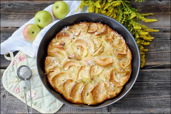 Toz şeker ve meyve ile lezzetli elmalı turta