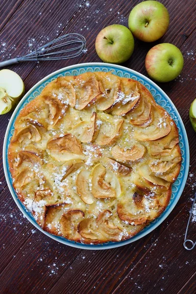 Heerlijke appeltaart met poedersuiker en vruchten — Stockfoto