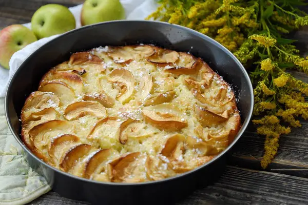 Toz şeker ve meyve ile lezzetli elmalı turta