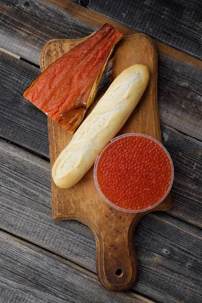 Lezzetli kırmızı havyar ve balık deniz ürünleri Rusya 