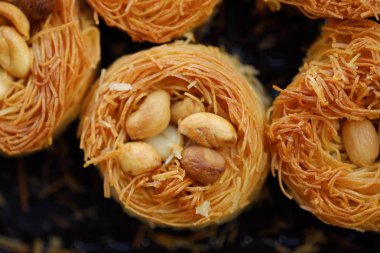 Bal ve fındık ile lezzetli Doğu tatlılar