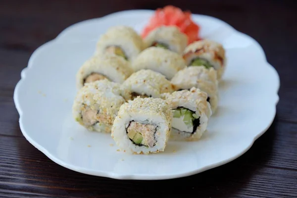 Heerlijke sushi met sesam Japans eten weergave — Stockfoto