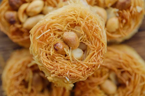 Chutné východní sušenky s medem a ořechy — Stock fotografie