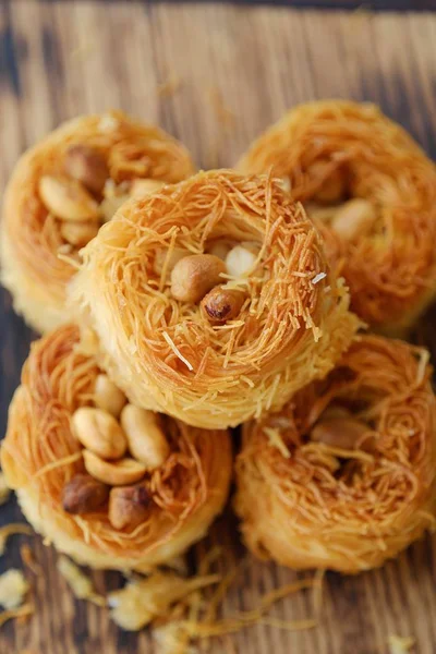 Bal ve fındık ile lezzetli Doğu tatlılar