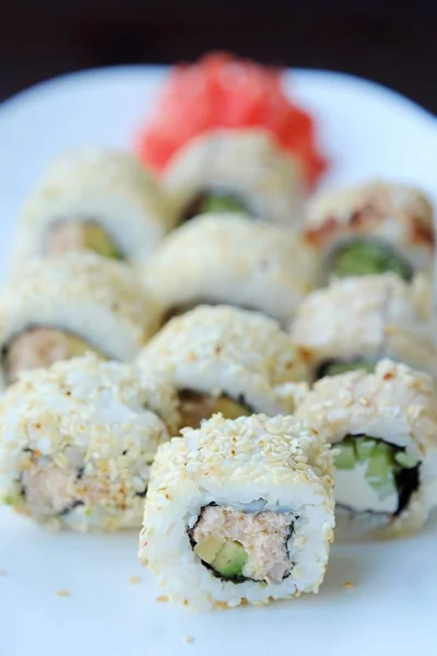 Heerlijke sushi met sesam Japans eten weergave — Stockfoto