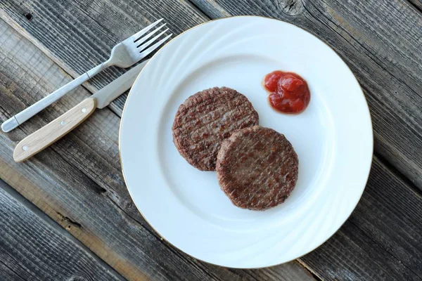 Deliciosas empanadas de carne con vista al ketchup — Foto de Stock