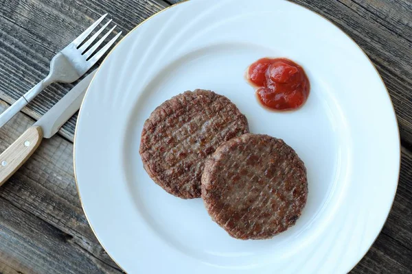 Deliciosas empanadas de carne con vista al ketchup — Foto de Stock