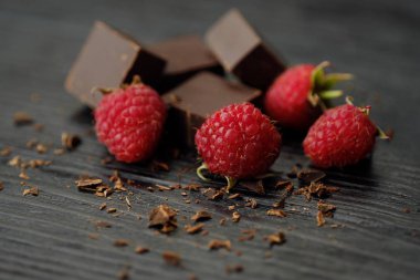 Lezzetli koyu çikolata ve olgun pembe ahududu