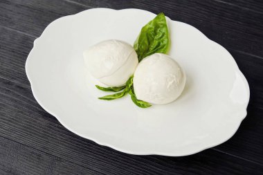 Taze mozzarella peyniri ve fesleğen salata için 
