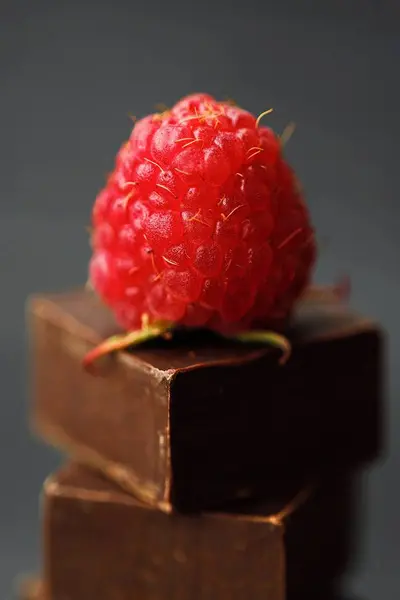 Pyszne ciemne czekolady i dojrzałych malin różowy — Zdjęcie stockowe