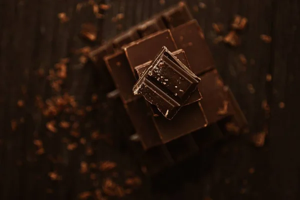 Cokelat hitam dan susu lezat dengan latar belakang coklat — Stok Foto