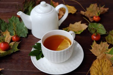 Sonbahar tablo limonlu çay yaprakları 