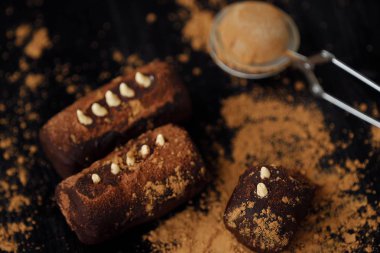 Vanilyalı krema ve kakao ile lezzetli çikolatalı kek 