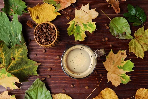 Heerlijke koffie en bladeren van de bomen in de herfst — Stockfoto