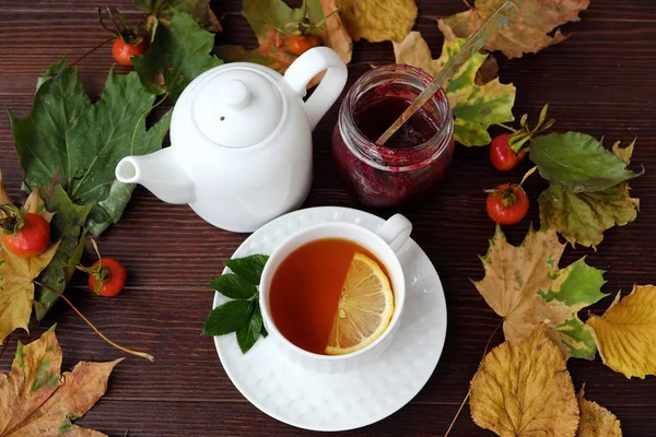 紅葉のテーブルの上のジャムとレモン紅茶 — ストック写真