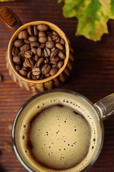 おいしいコーヒーと秋の木の葉 — ストック写真