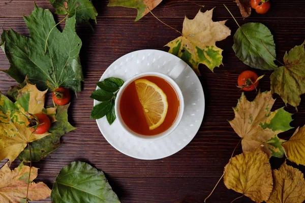 秋のテーブルの上のレモンと茶葉します。 — ストック写真