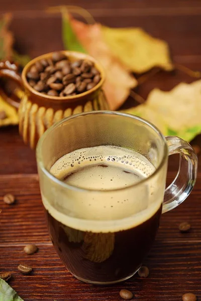 おいしいコーヒーと秋の木の葉 — ストック写真