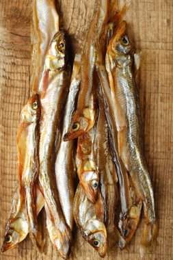 Ahşap zemin üzerine tuz ile kurutulmuş balık 