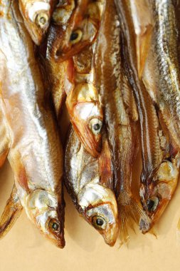 Ahşap zemin üzerine tuz ile kurutulmuş balık 