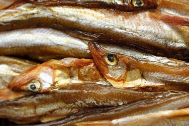 Ahşap zemin üzerine tuz ile kurutulmuş balık 