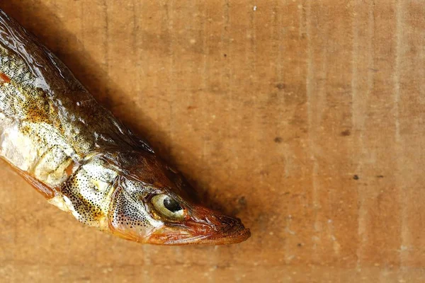 Torkad fisk med salt på trä bakgrund — Stockfoto