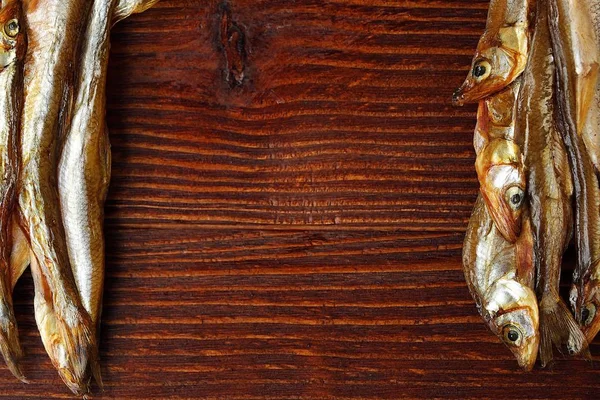 Ahşap zemin üzerine tuz ile kurutulmuş balık