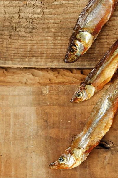 Ahşap zemin üzerine tuz ile kurutulmuş balık 