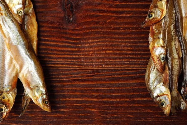 Pesce essiccato con sale su fondo di legno — Foto Stock