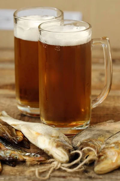 Вкусное свежее пиво и соленая рыба — стоковое фото