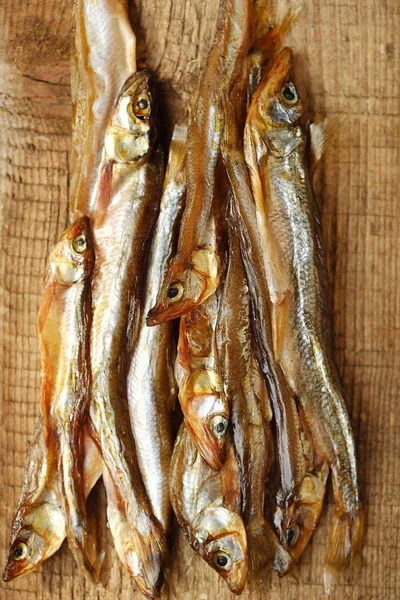 Ahşap zemin üzerine tuz ile kurutulmuş balık 