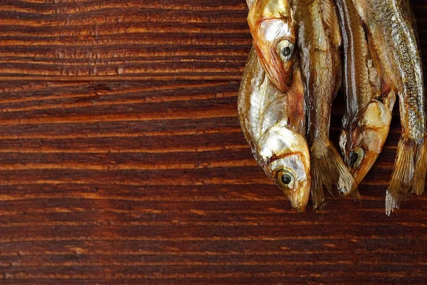 Ahşap zemin üzerine tuz ile kurutulmuş balık 